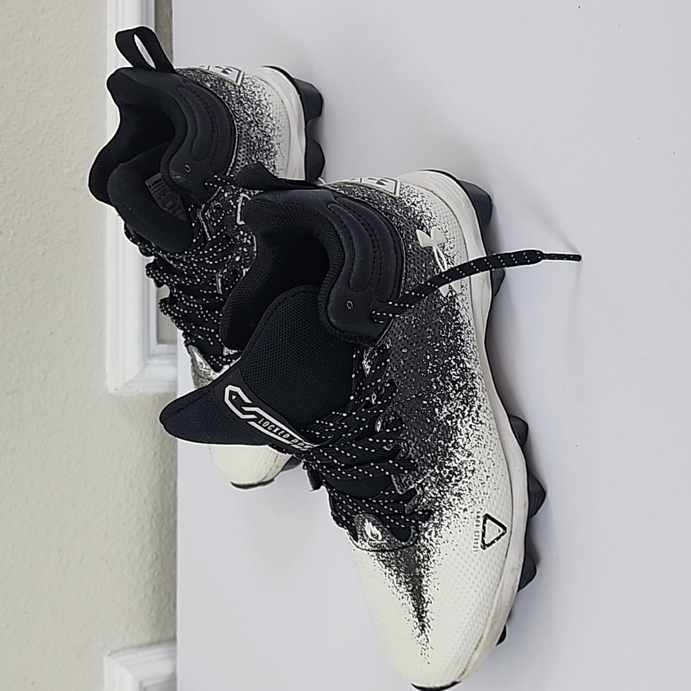 Under Armour Locked Down Kids' Black and White Foot Ball Cleat Sneaker Size 3.5Y